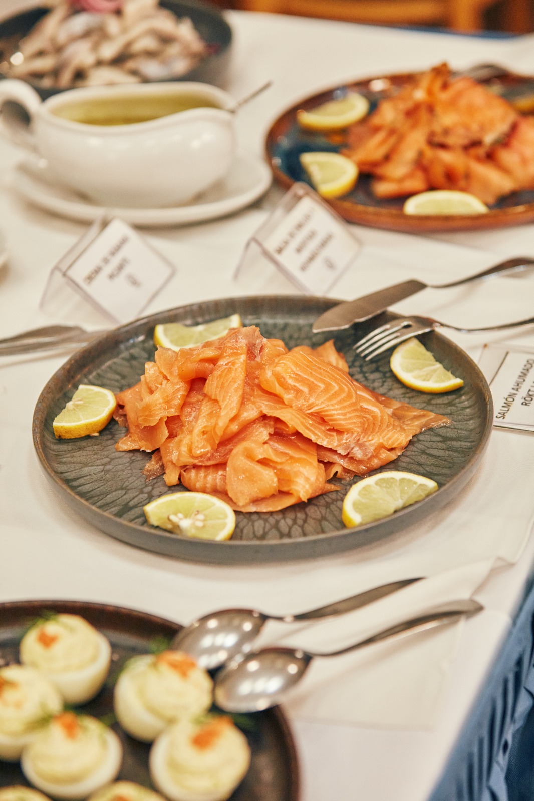 La mesa del smorgasbord en el Club Sueco, con arenques, langostinos, salmón y platos calientes
